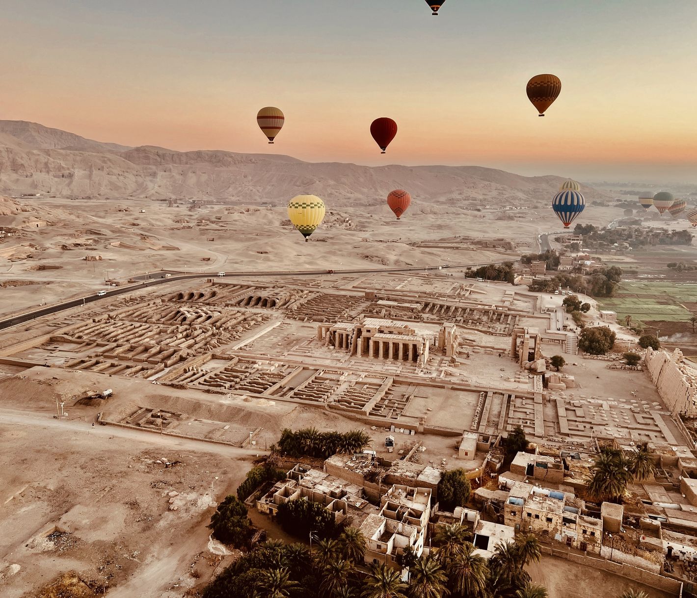 Über dem Tal der Könige: Ballonfahrt über Thebens Westufer