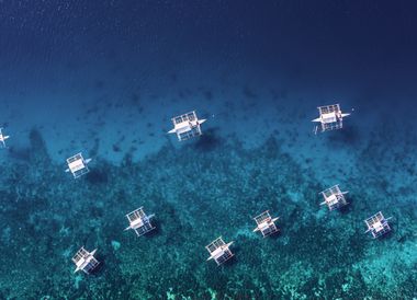 Boracay zeichnet sich durch weisse Traumstrände aus, die flach ins tiefe Blau des Meeres abfallen.