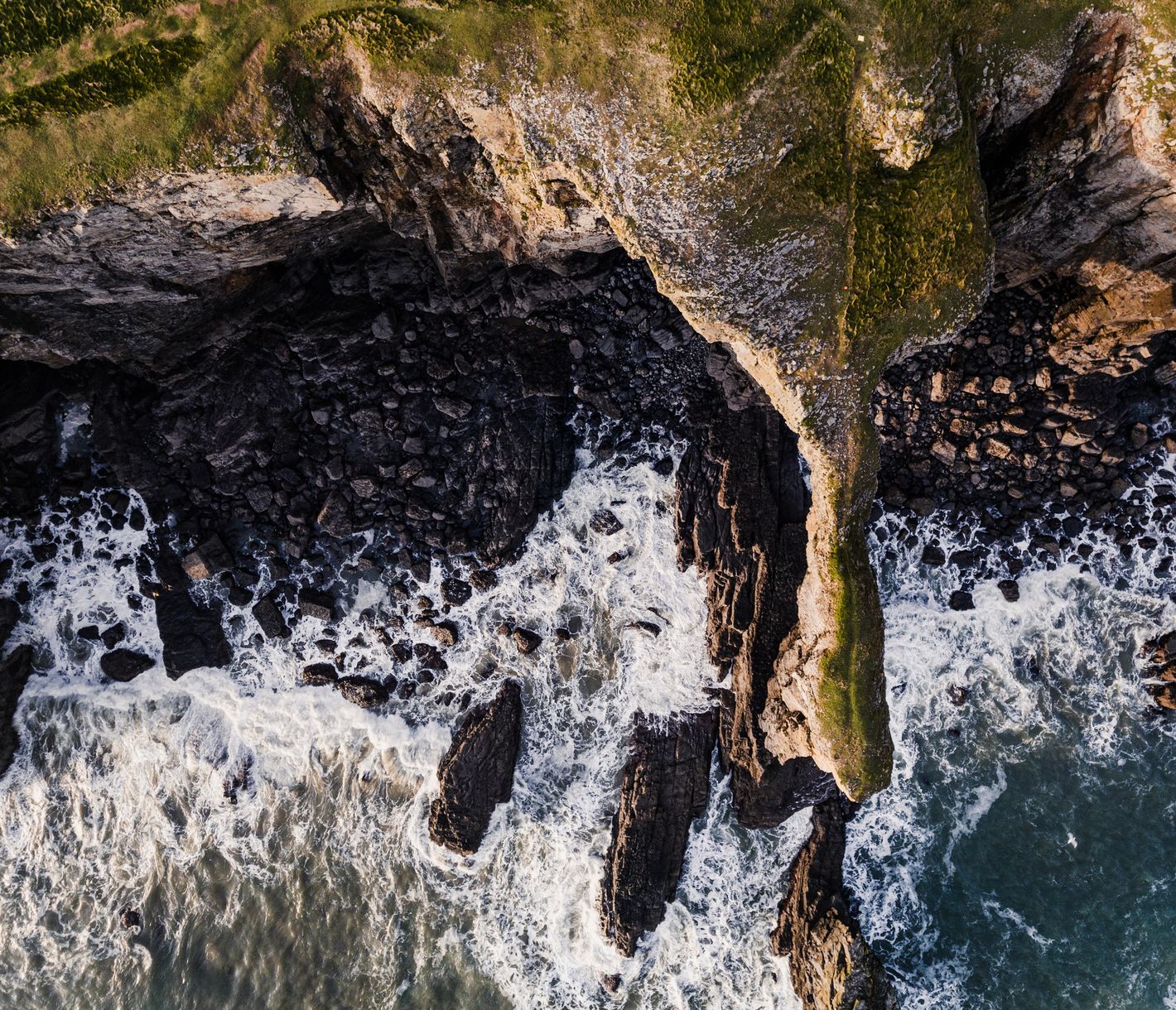 Eine grüne Brücke im Meer