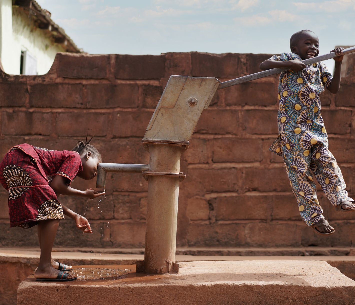 Des enfants s'amusent à la fontaine à eau...