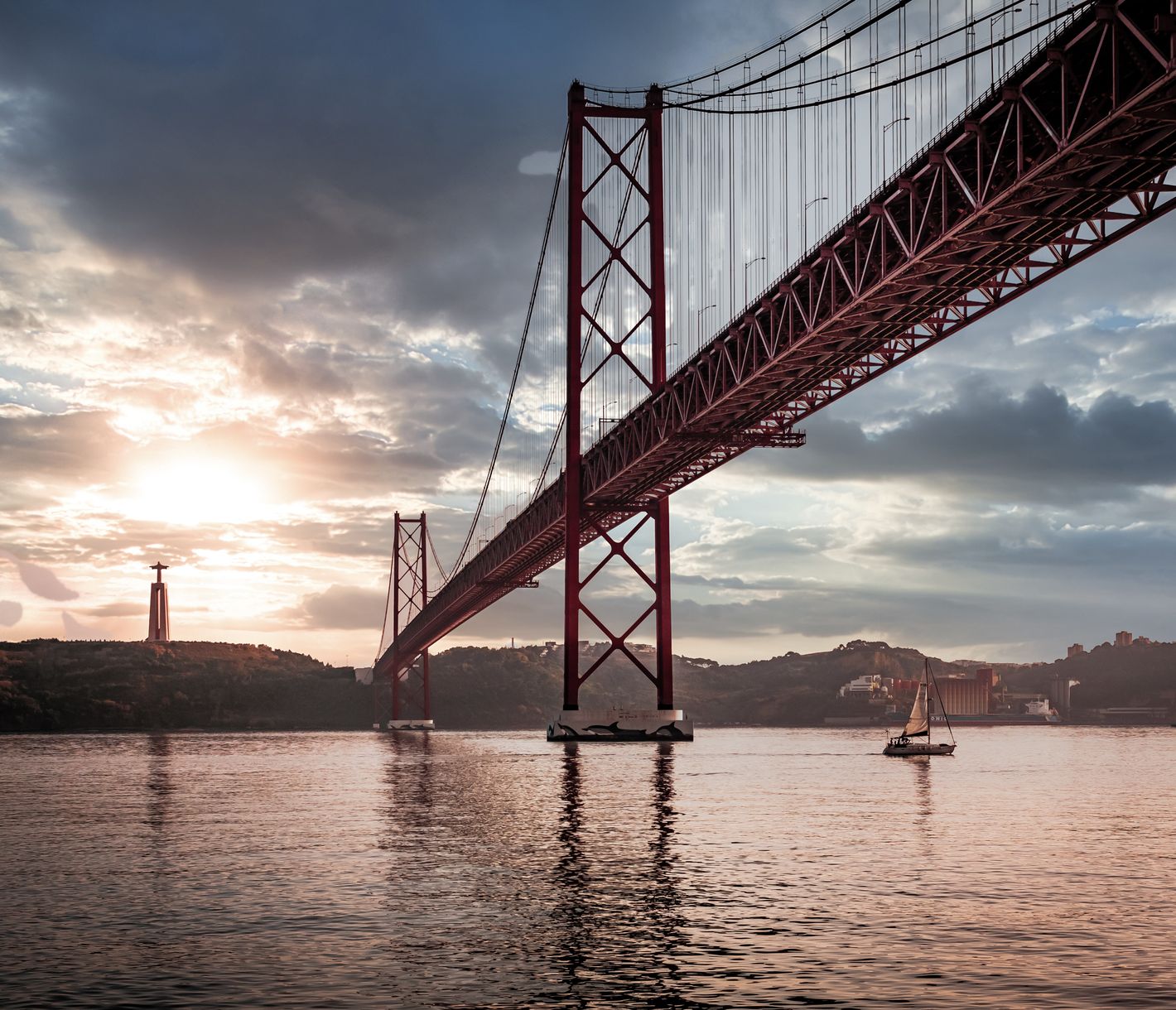 Die Ponte 25 de Abril in Lissabon während des Sonnenuntergangs