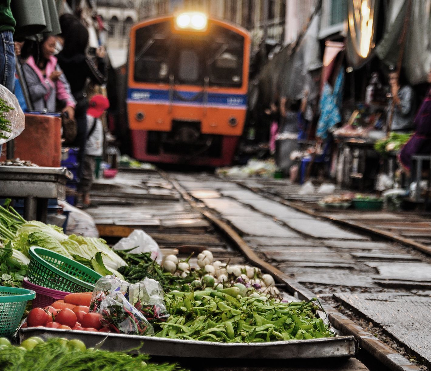 Ein Zug fährt durch den einzigartigen Maeklong Railway Market.