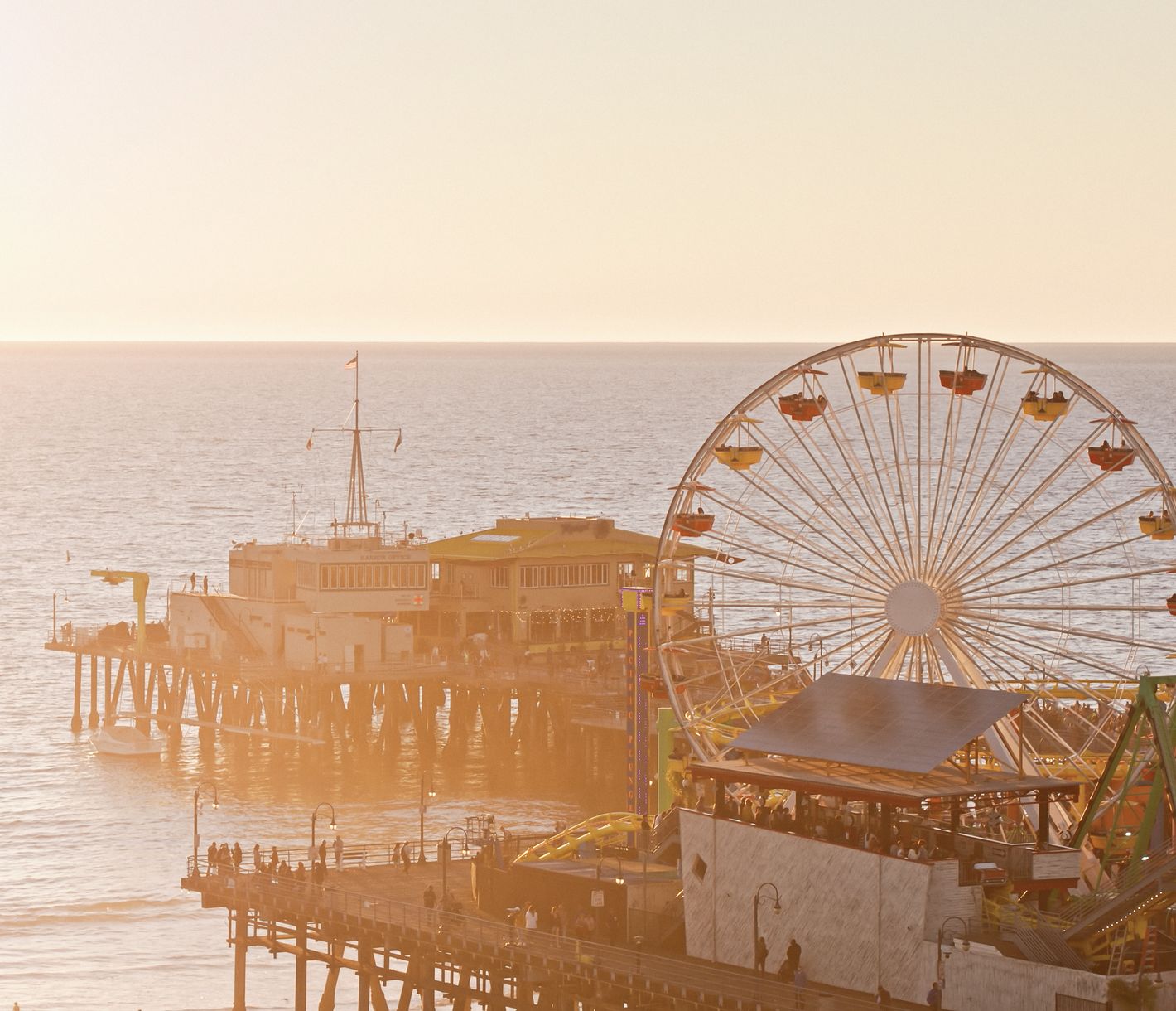 Der Santa Monica Pier ist das Wahrzeichen der Stadt und der älteste seiner Art an der Westküste.