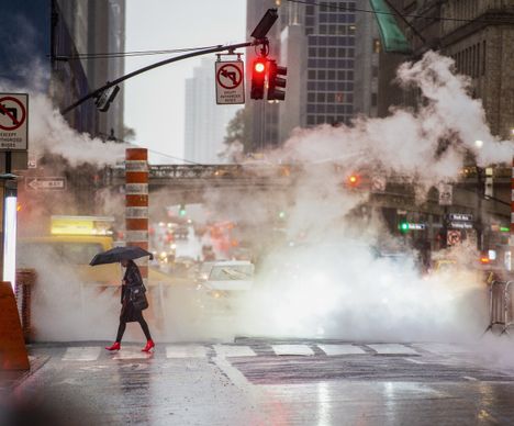 Les bouches d’égout et les tuyaux fumants contribuent à l’ambiance unique de New York.