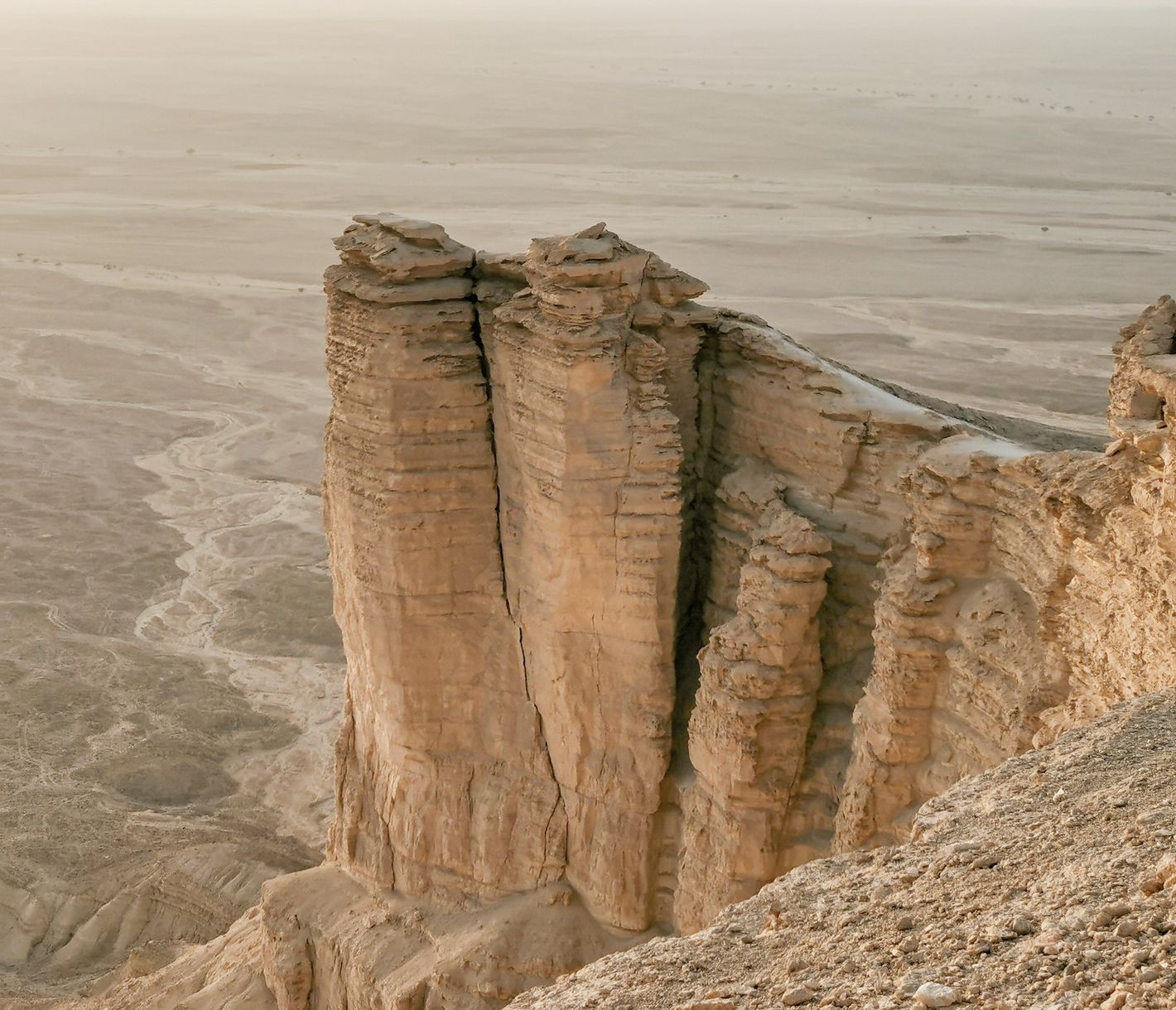Die steil abfallenden Klippen des Jebel Fihrayn