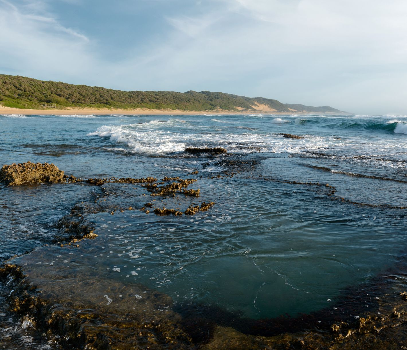 Küstenlinie mit Felspool bei Mabibi