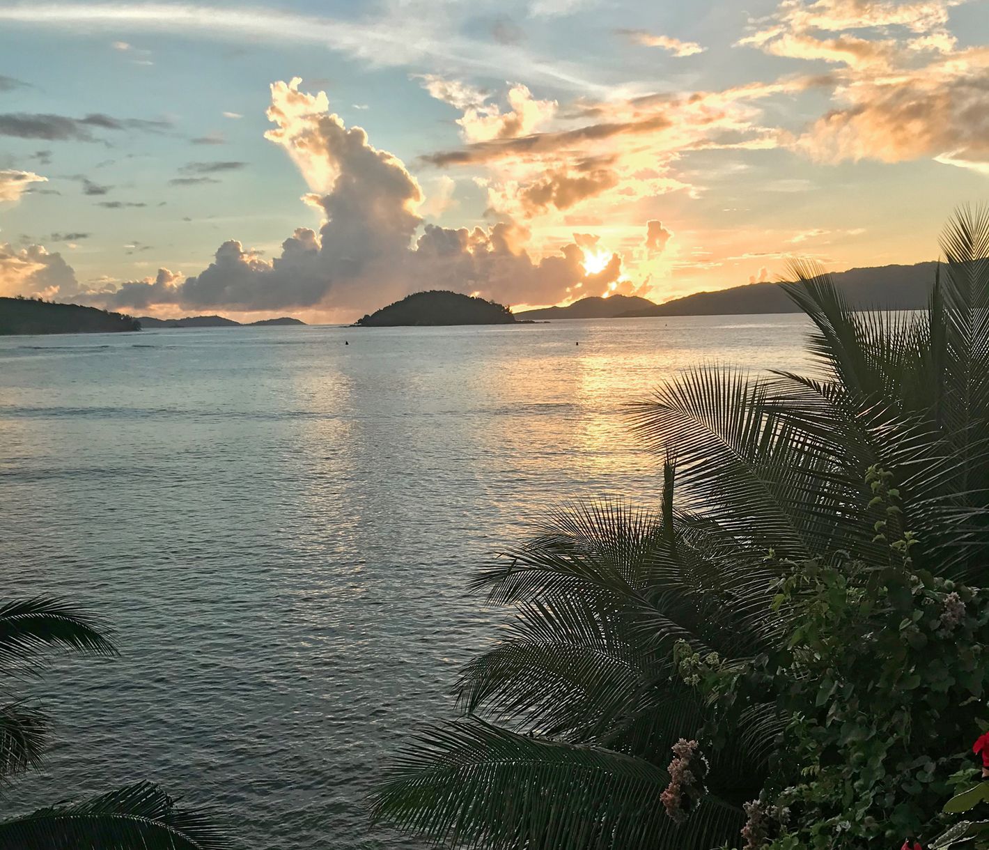 Sonnenuntergang auf Praslin mit Blick auf die Bucht von Sainte Anne und Round Island
