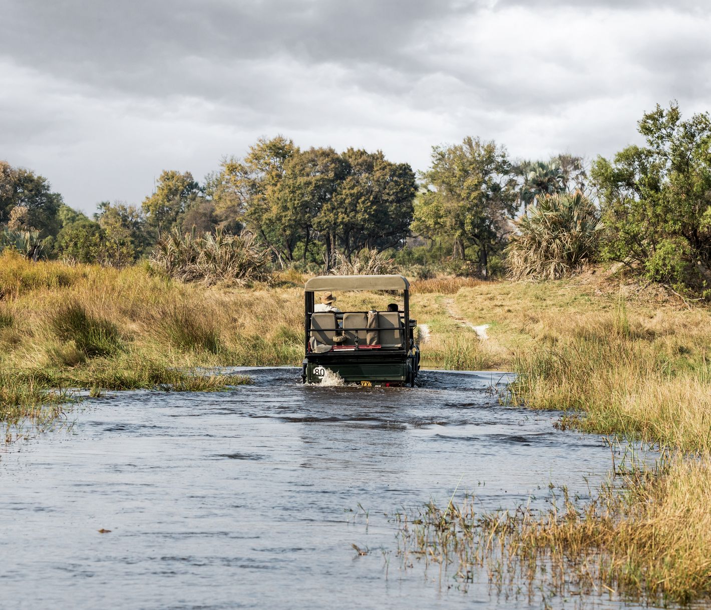 Wasserdurchfahrt im Moremi Game Reserve mit einem 4x4-Fahrzeug