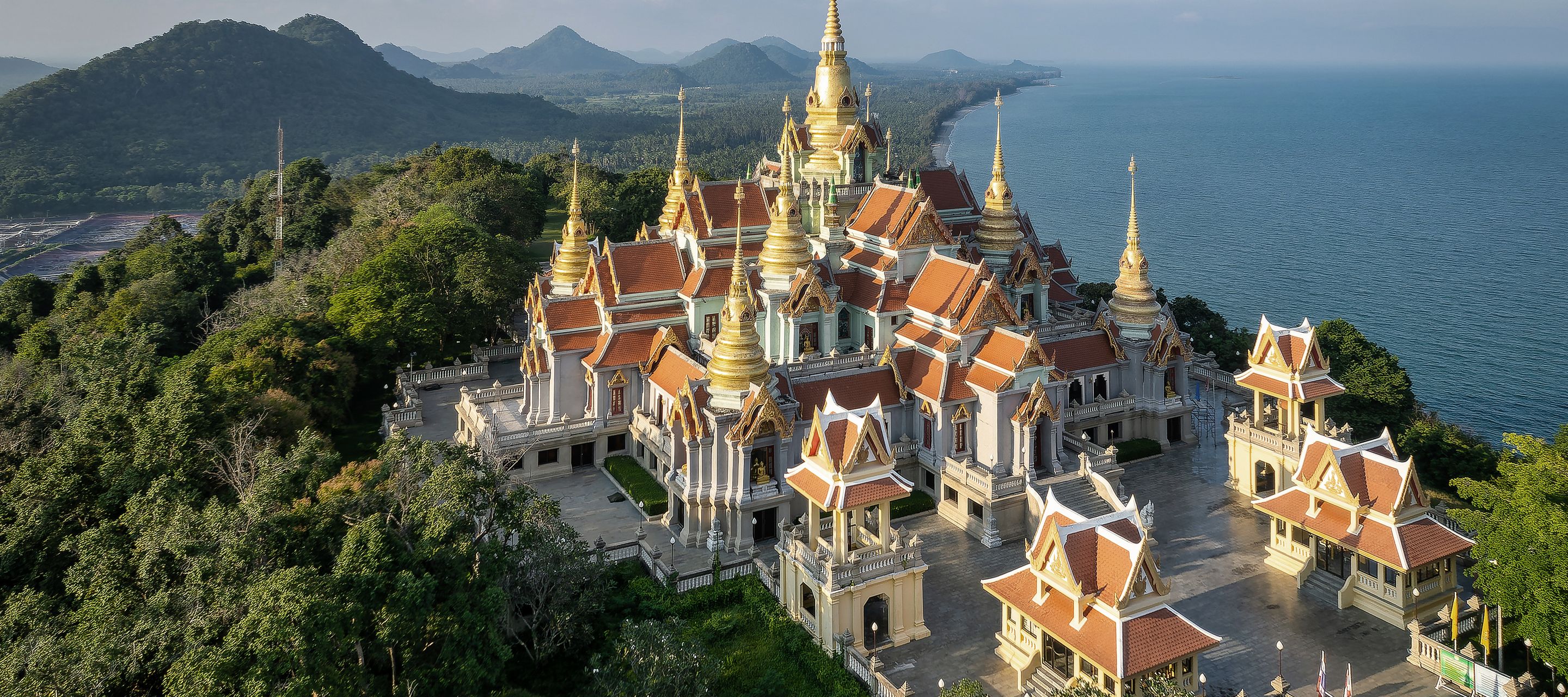 Der Wat Tang Sai liegt auf dem Berg Thong Chai und bietet Meerblick.
