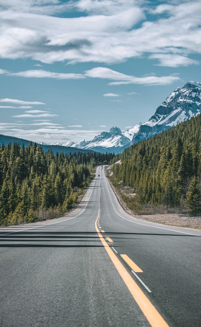 L’impressionnante Icefields Parkway est considérée comme l’une des plus belles routes panoramiques du Canada.