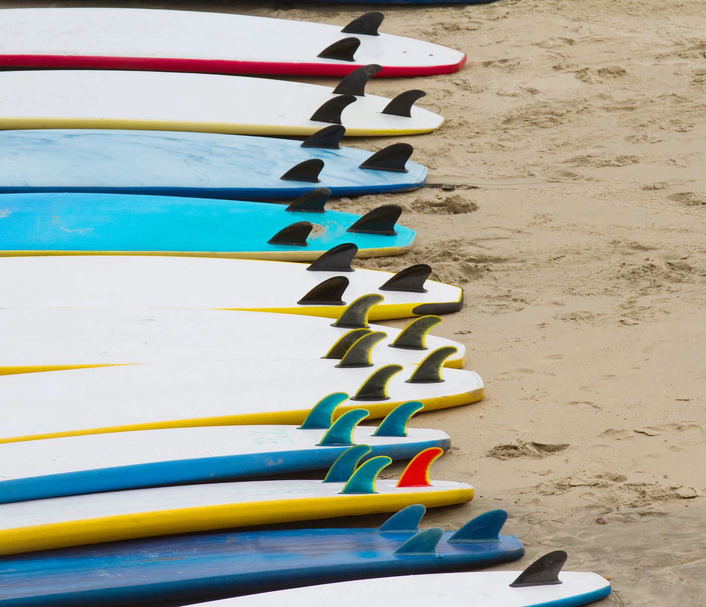 Kalifornien – Surfboards sind an der Küste überall präsent. Erwischen Sie die perfekte Welle.