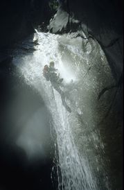 Abseilen in eine Schlucht beim Canyoning im Cirque de Cilaos auf La Réunion