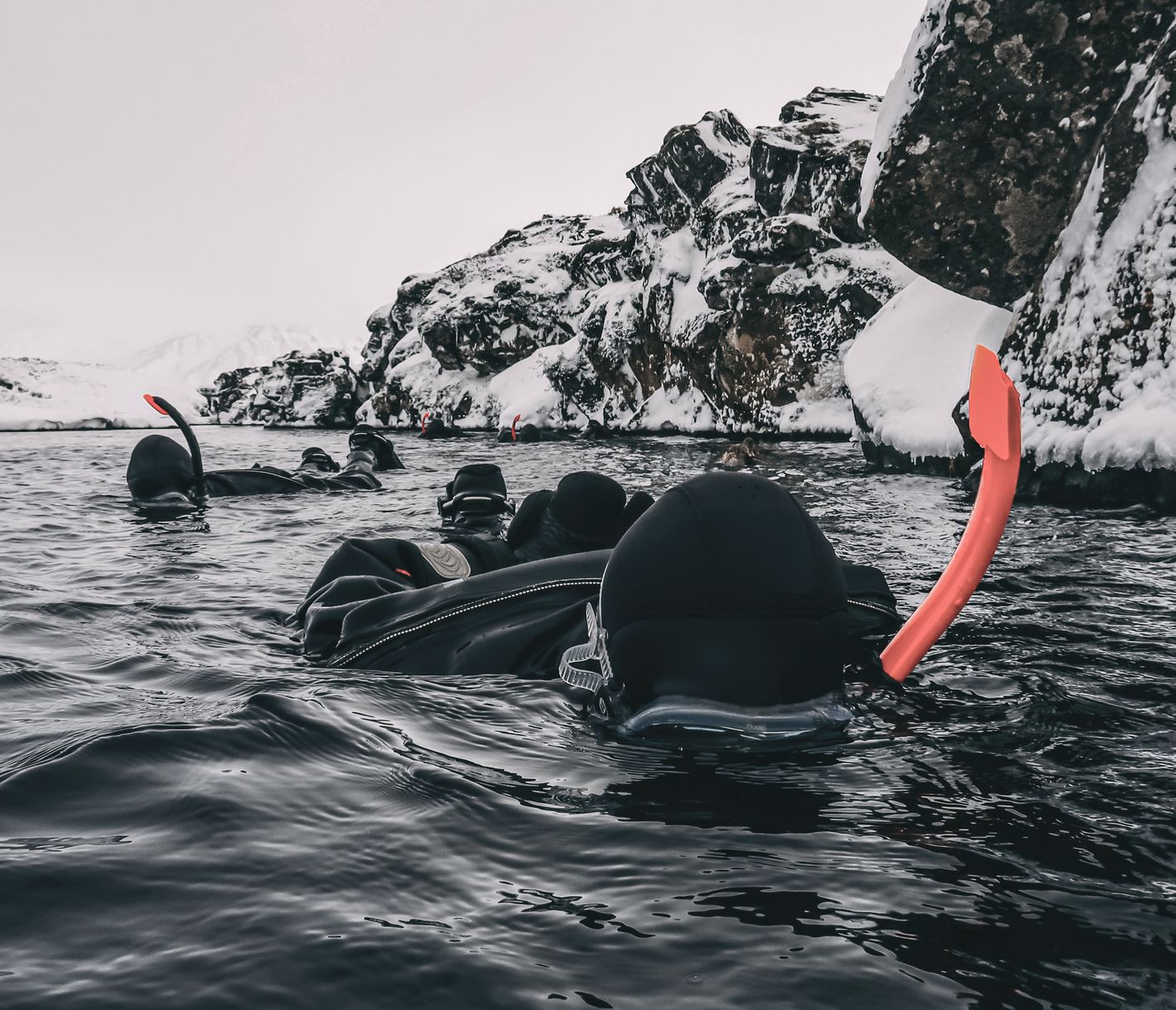 Im Neoprenanzug geht es in das kalte Wasser zwischen den Kontinentalplatten