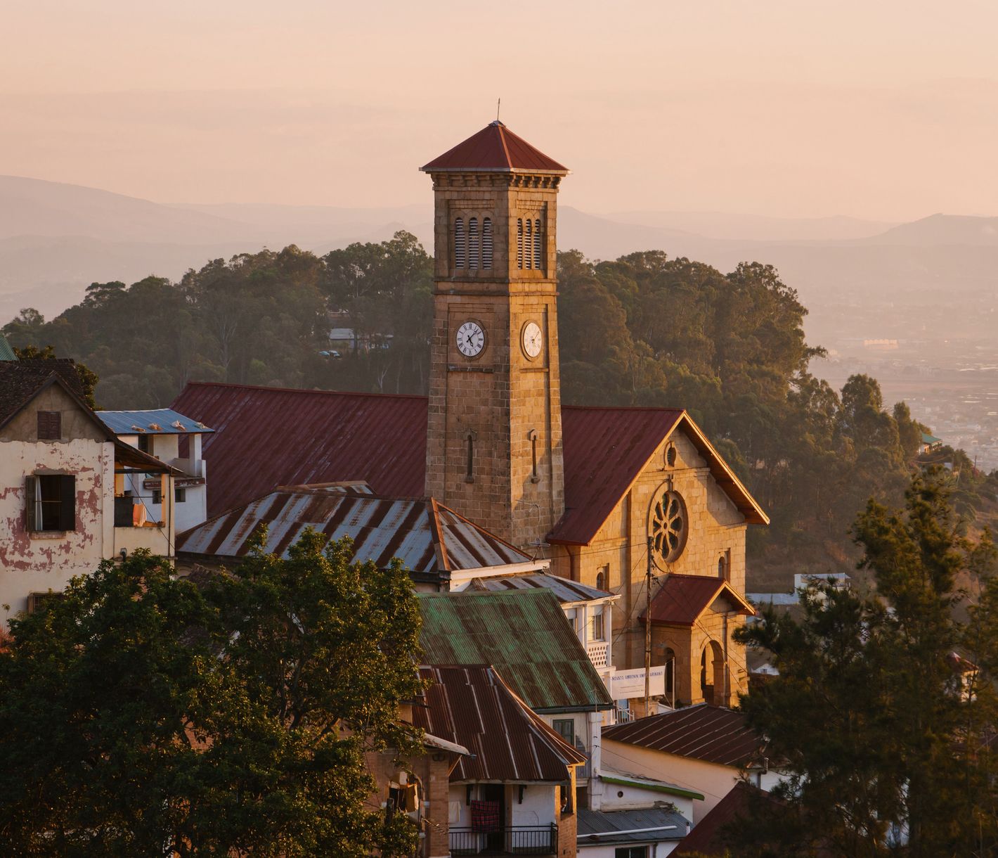 Kirche von Amboninampamarinana in Antananarivo im Licht des Sonnenuntergangs
