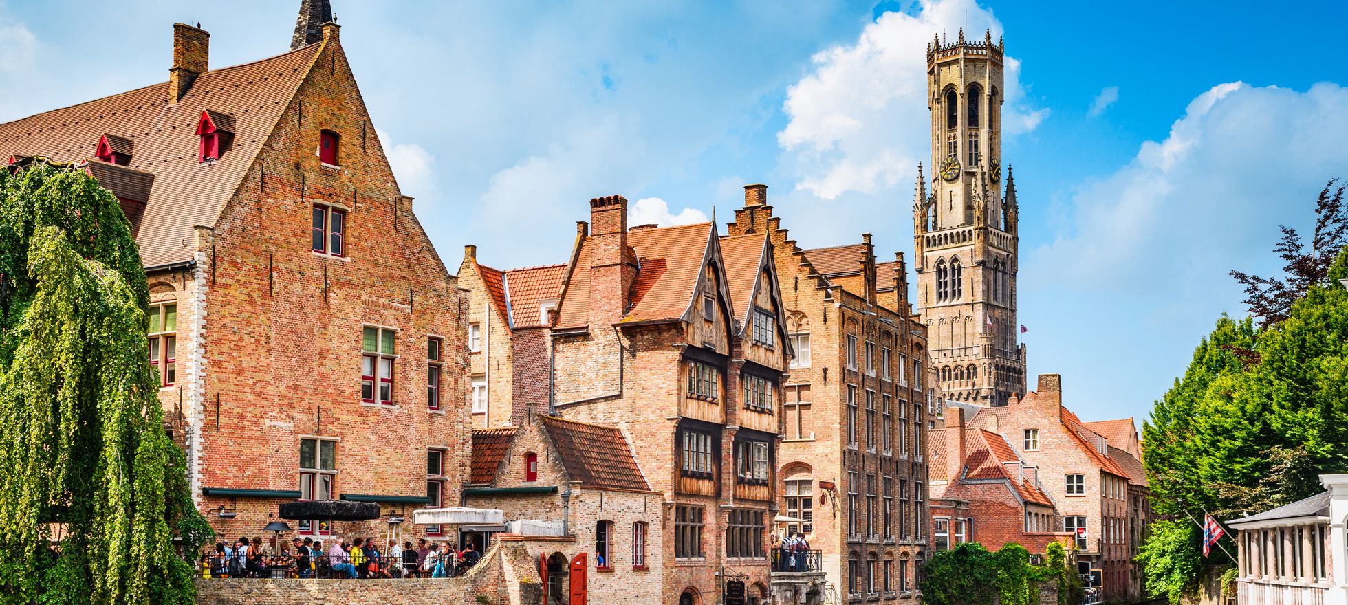 Blick auf eine Gracht in Brügge.