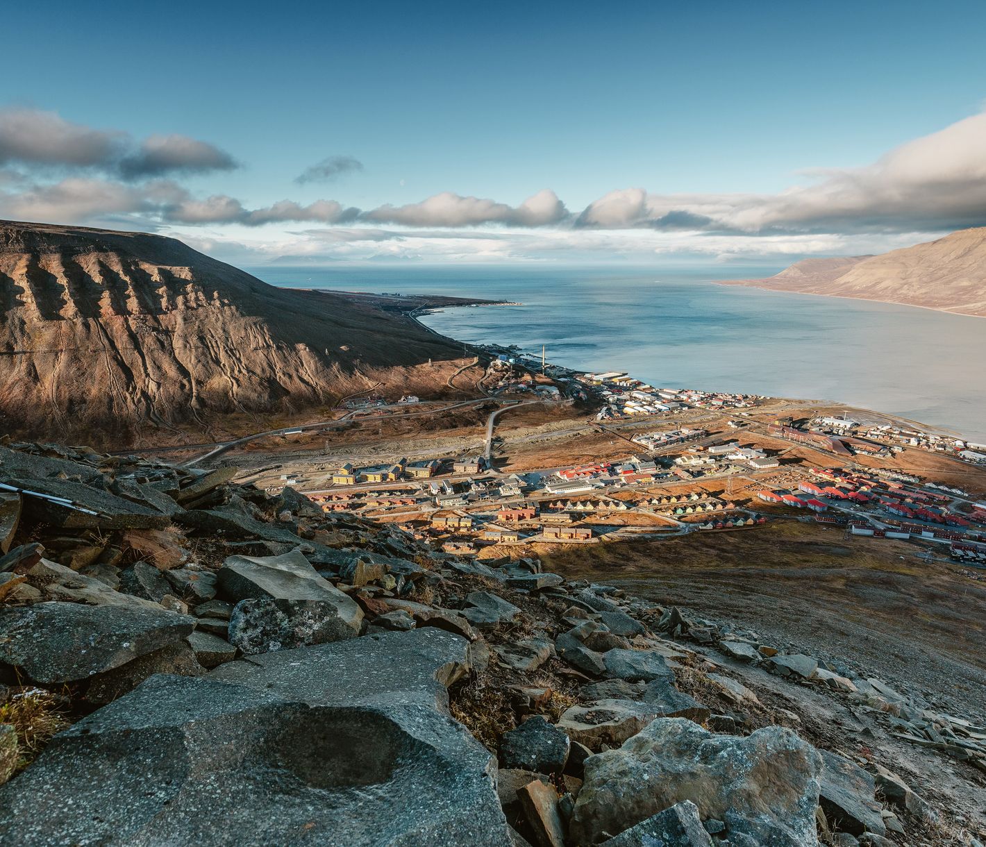 Sicht über Longyearbyen und das Adentsdalen von oben