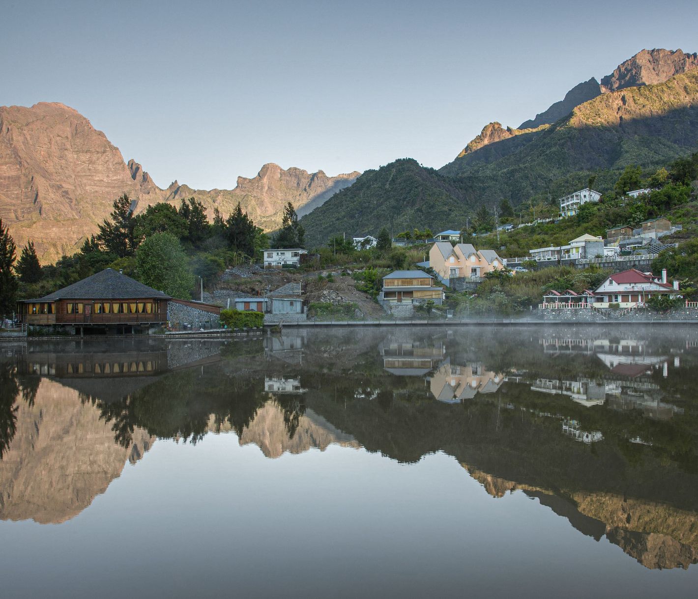 Der Bergkurort Cilaos im gleichnamigen Talkessel liegt auf über 1200 m ü. M.
