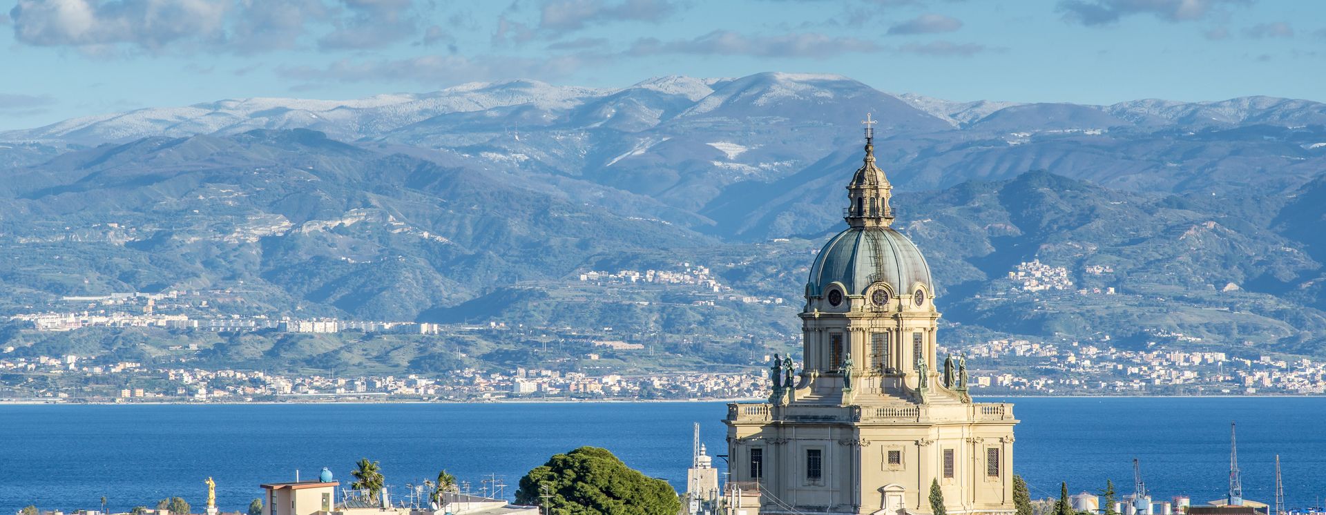 Blick von Messina auf das italienische Festland im Hintergrund