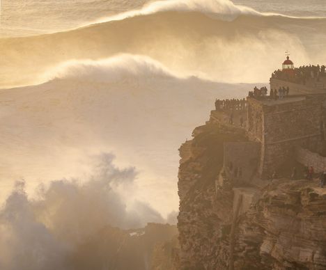Surfspot Nazaré: Hier brechen die höchsten surfbaren Wellen der Welt.