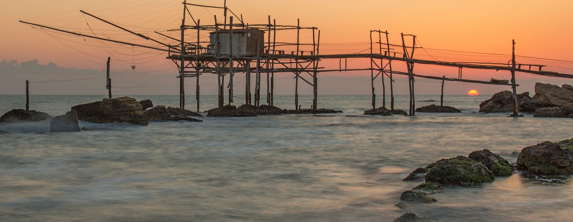 Fischerstege an der Küste der Abruzzen