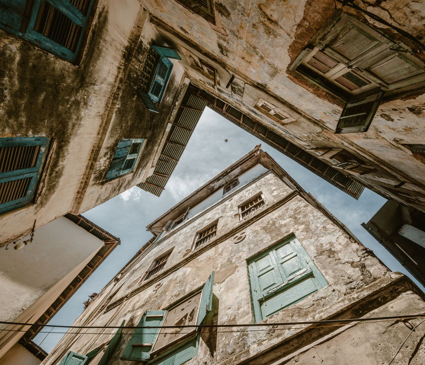 Blick gen oben in den Gassen von Stone Town, der Altstadt von Sansibar-Stadt