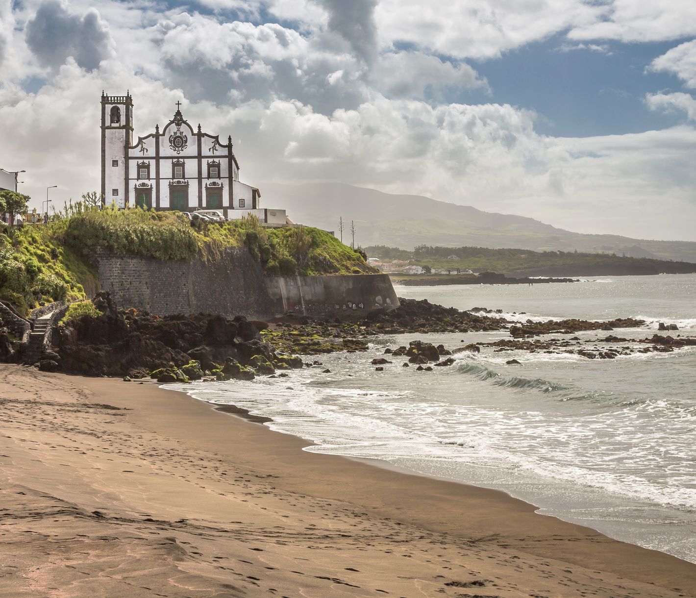 Ponta Delgada, ein Städtchen mit weissen Häusern und barocken Kirchen