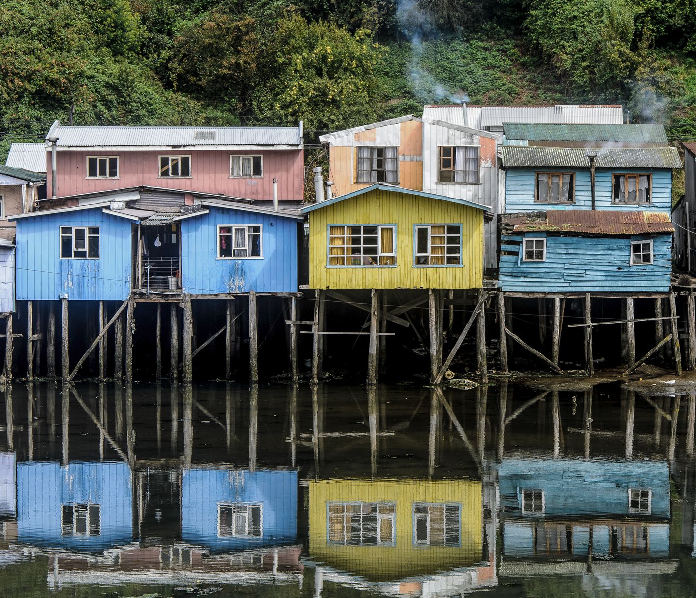 Das Wahrzeichen der Insel - die Palafitos, auf Pfählen gebaute Holzhäuser über dem Wasser