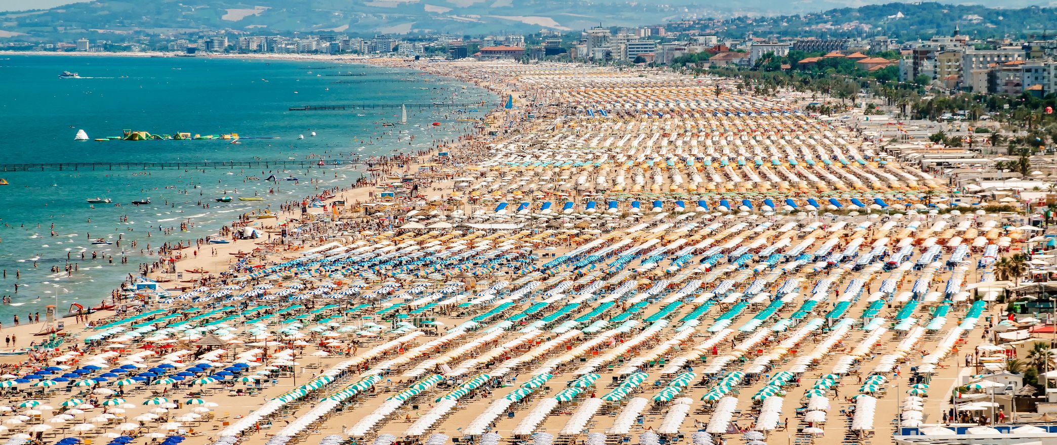 Vue sur la plage de Rimini qui s’étend sur des kilomètres.