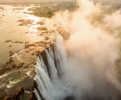 Les inoubliables Chutes Victoria plongent de 120 m sur une largeur de près de 2 kilomètres.