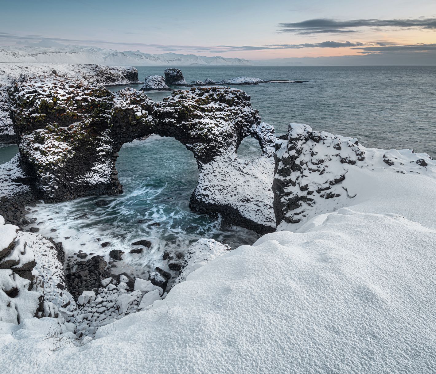 Zwischen Arnarstapi und Hellnar auf der Halbinsel Snaefellsnes befindet sich die berühmte Steinformation Gatklettur.
