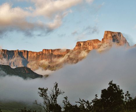 Wolkenverhangene Bergkette der Drakensberge