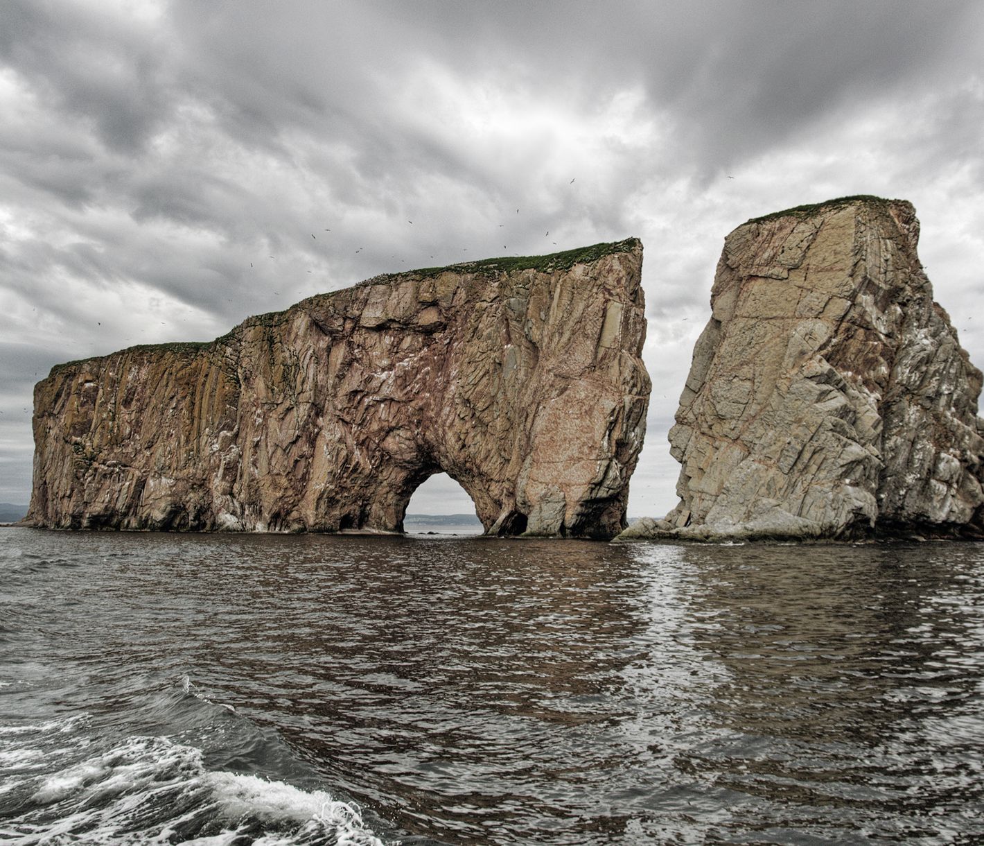 Percé est caractérisé par son Rocher Percé, colosse de 5 millions de tonnes