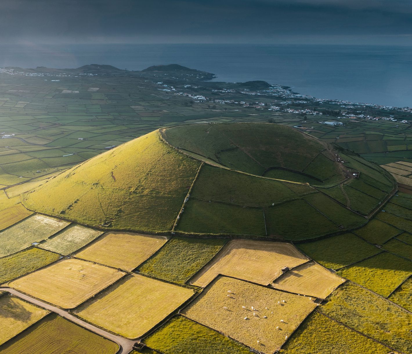 Luftaufnahme mit dem Pico Dona Joana, umgeben von Feldern im Südwesten der Insel Terceira