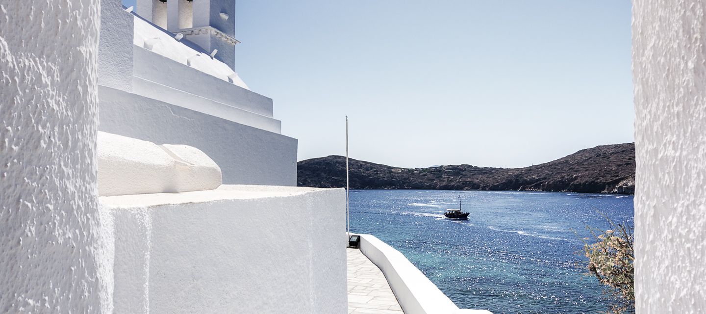 Die berühmte alte Kirche von Agia Irini, am Ortseingang von Yalos