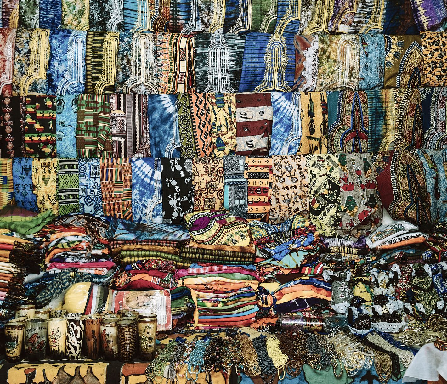 Ein Marktstand mit für Afrika typisch farbenfrohen Textilien