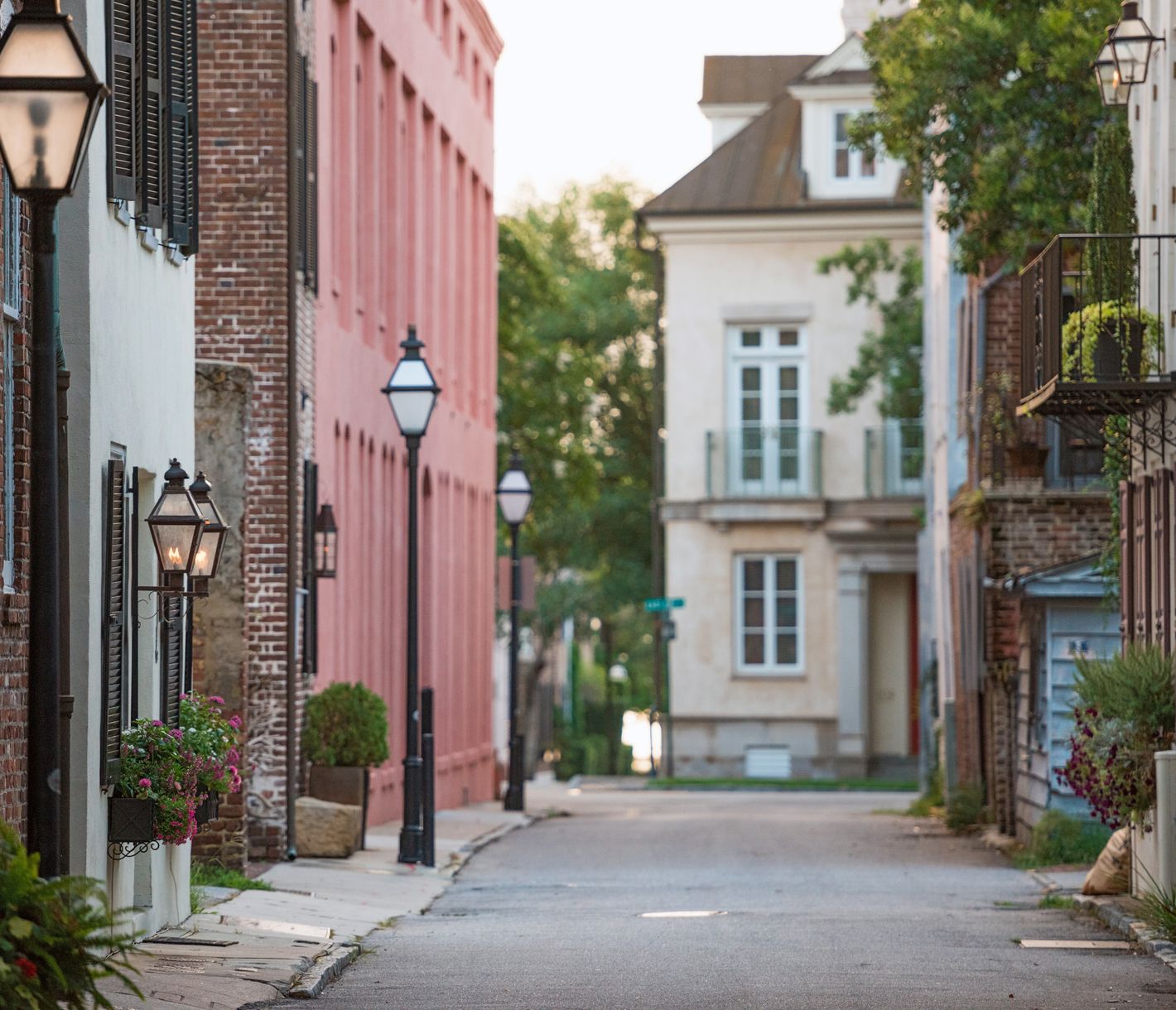 Charleston verfügt über unzählige historische Gebäude und pittoreske Kopfsteinpflasterstrassen.