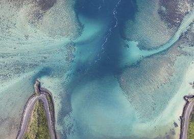 Küstenstrasse bei Maconde mit den knalligen Farben des Meeres