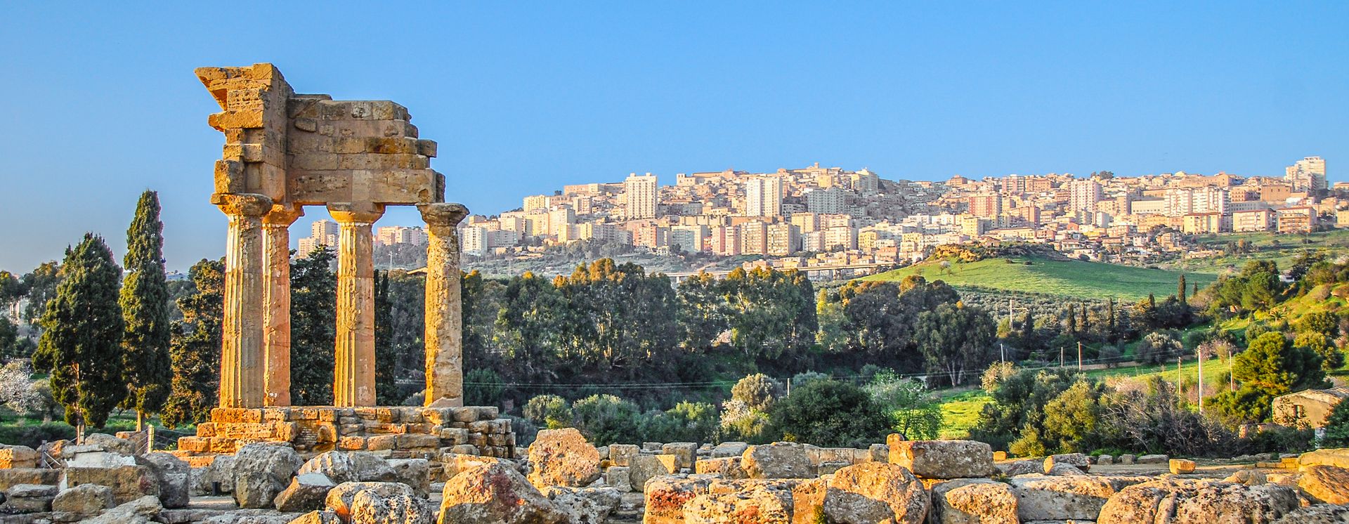 Temple des Dioscures, Vallée des Temples, surplombant la ville d'Agrigento
