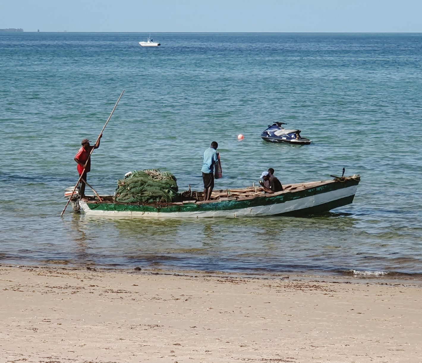 Fischer auf dem Heimweg mit dem traditionellen Boot, der Dhow
