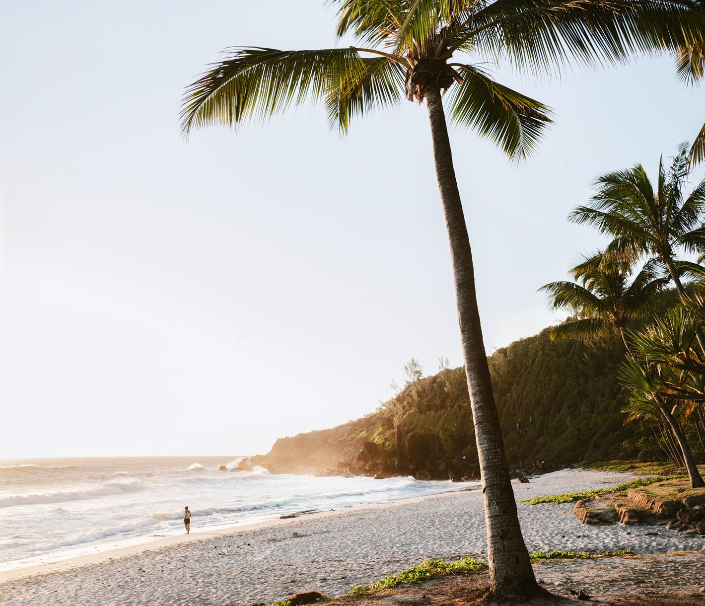 Der Strand von Grande Anse auf La Réunion bei Sonnenuntergang.