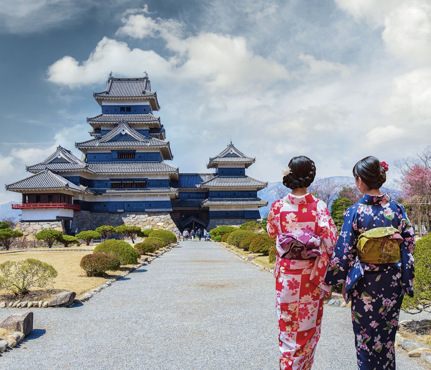 Burg Matsumoto, zwei Geishas mit traditionellem japanischen Kimono