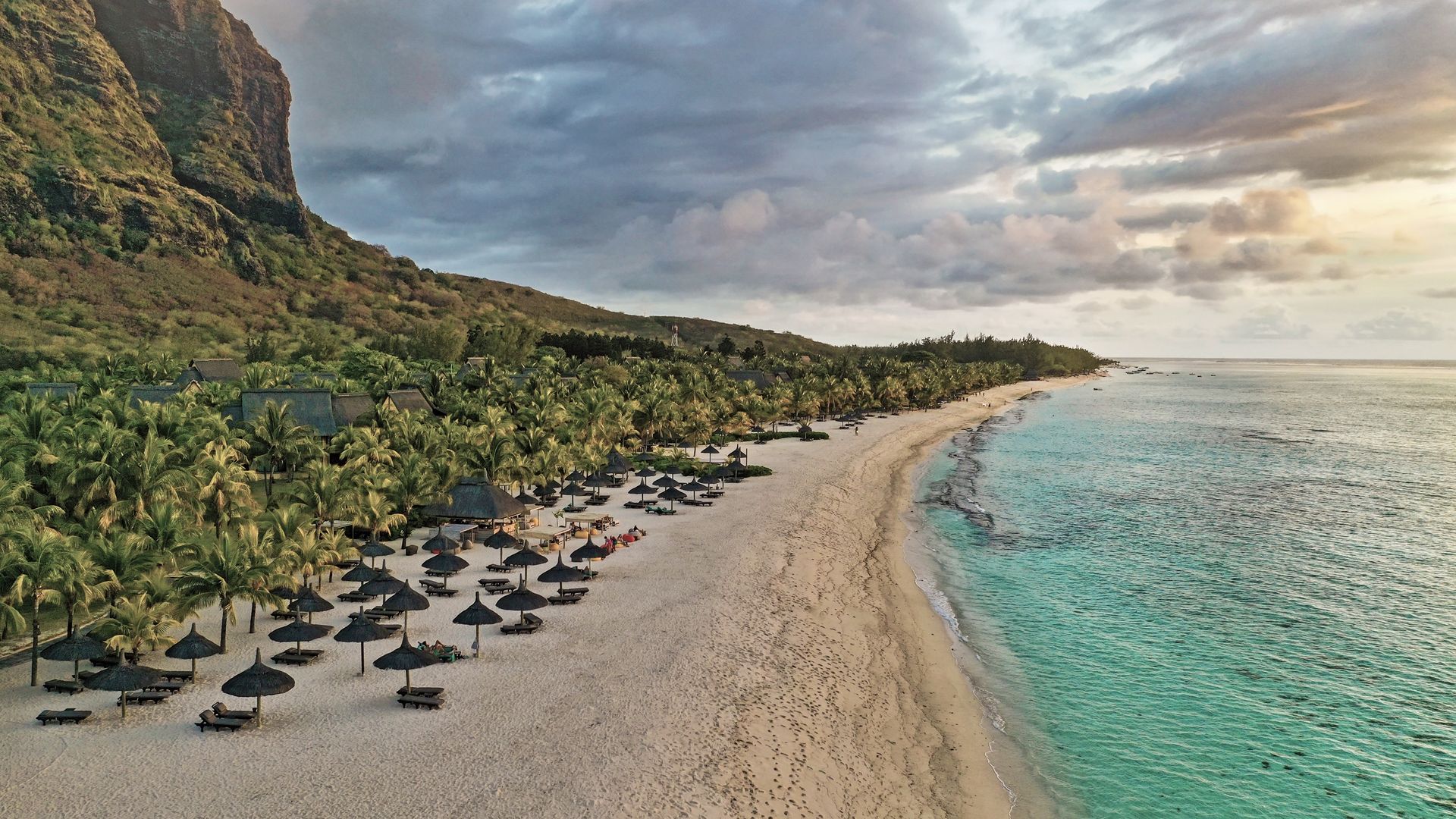 Fin de journée sur la plage du Morne dans la lumière du coucher du soleil.
