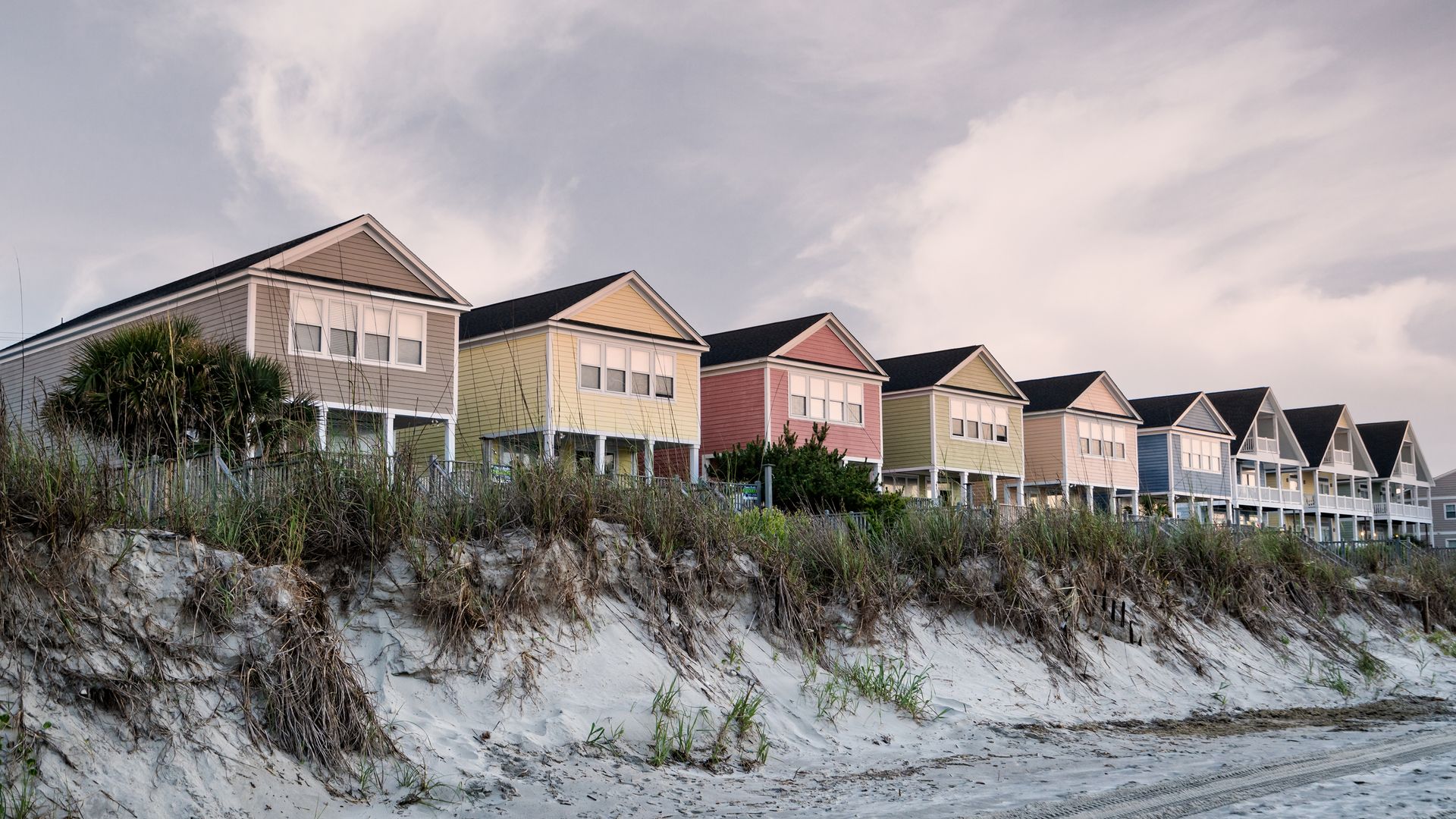 Auf einem Strandspaziergang bei Mytle Beach kommt man immer wieder an farbenfrohen Ferienhäusern vorbei.