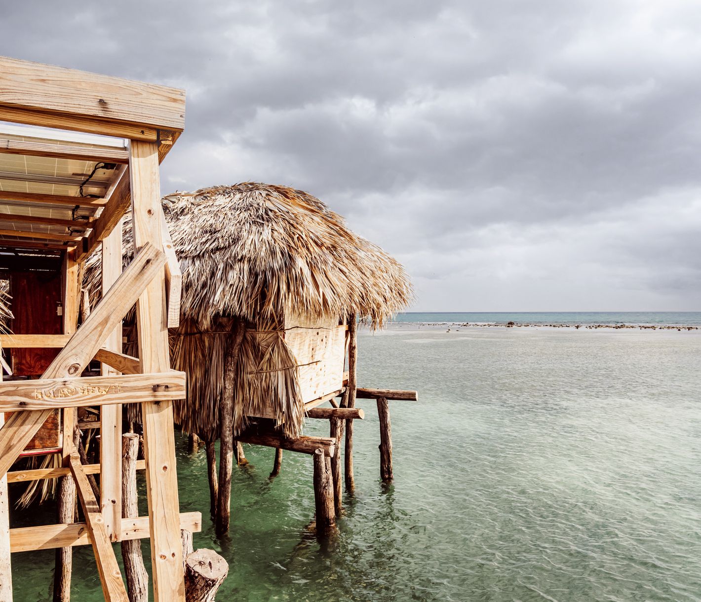 Die rustikale, auf Stelzen gebaute Pelican Bar liegt auf einer Sandbank mitten im Karibischen Meer und ist nur mit dem Boot erreichbar.