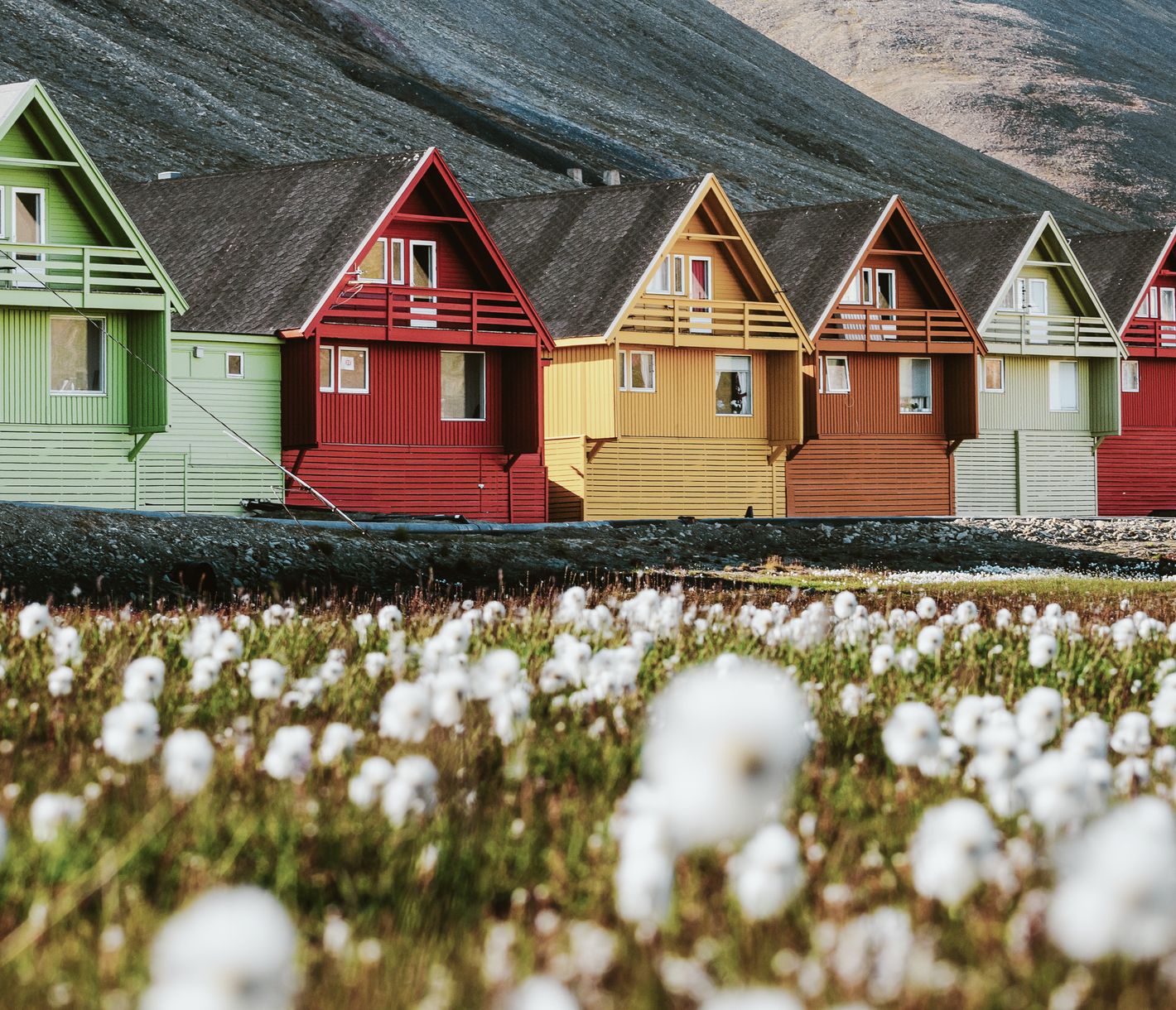 Bunte Häuser in Longyearbyen vor den kargen Bergen