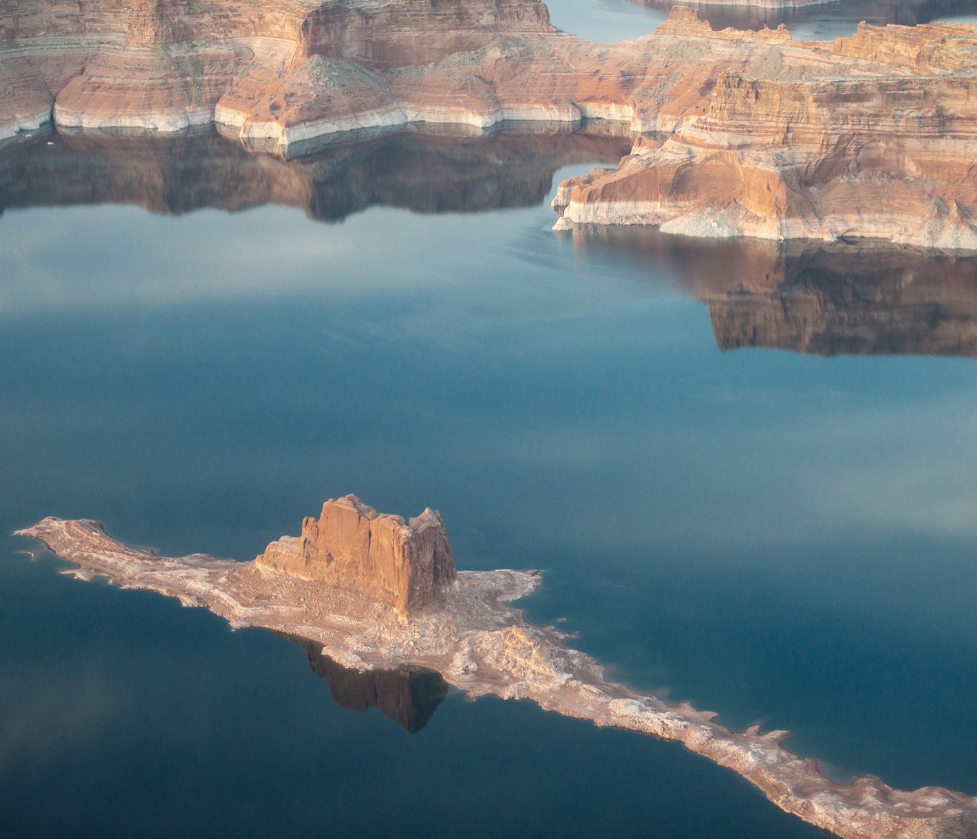 Der tiefblaue Stausee Lake Powell ist ein beliebter Ort für Aktivitäten auf dem Wasser.