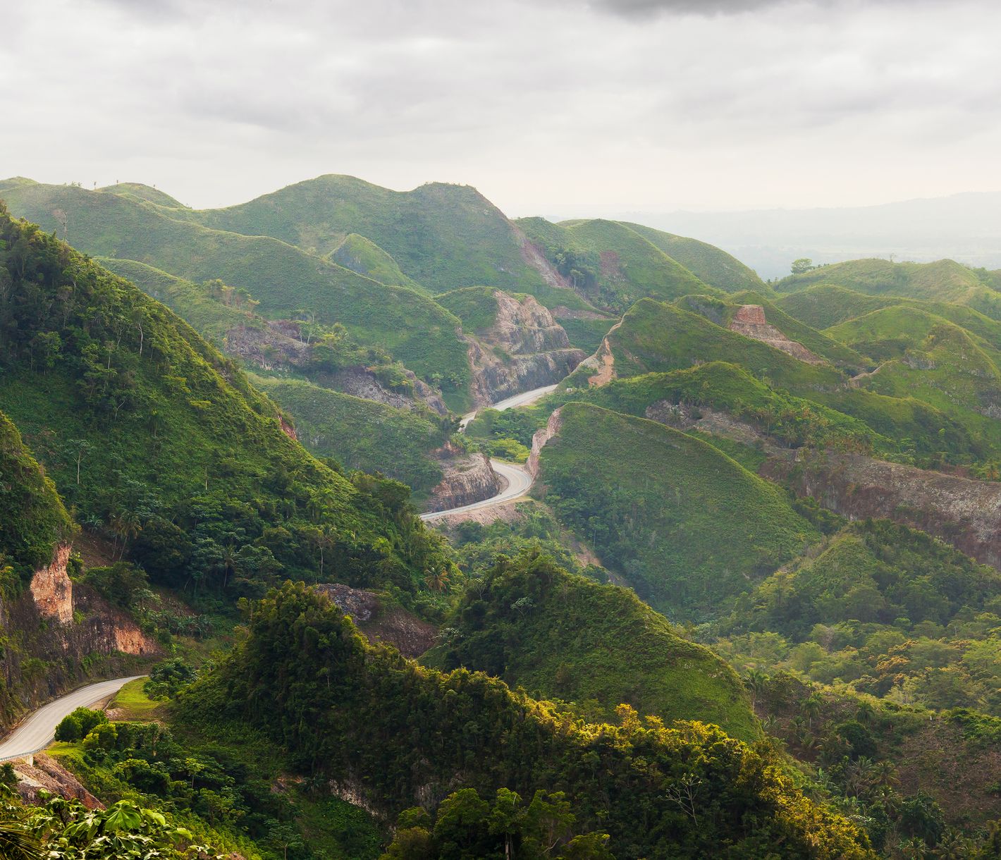 Hügelige Landstrassen im Hochland der Dominikanischen Republik