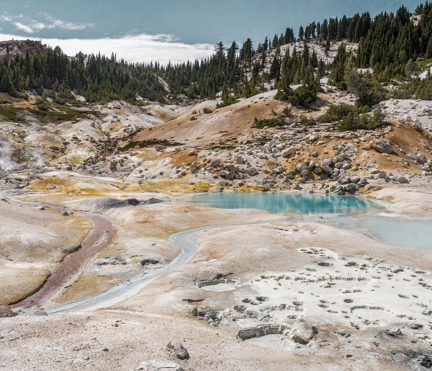 Der Bumpass Hell Trail führt zu den dampfenden und brodelnden Becken des Lassen Volcanic National Parks.