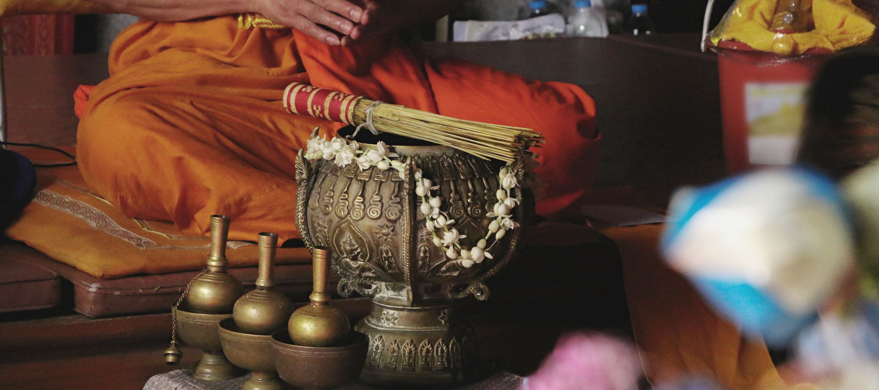 Ein Mönch spendet seinen Segen im Tempel.