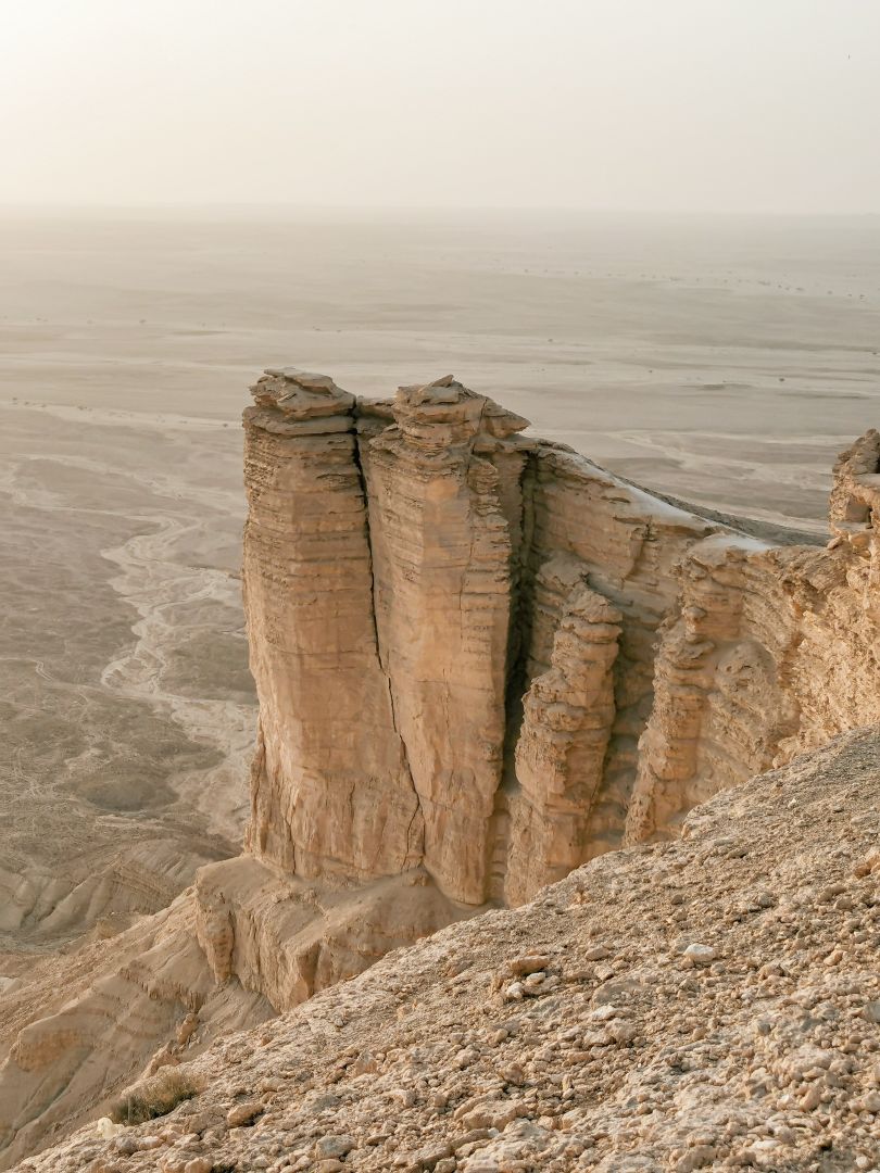 Die steil abfallenden Klippen des Jebel Fihrayn